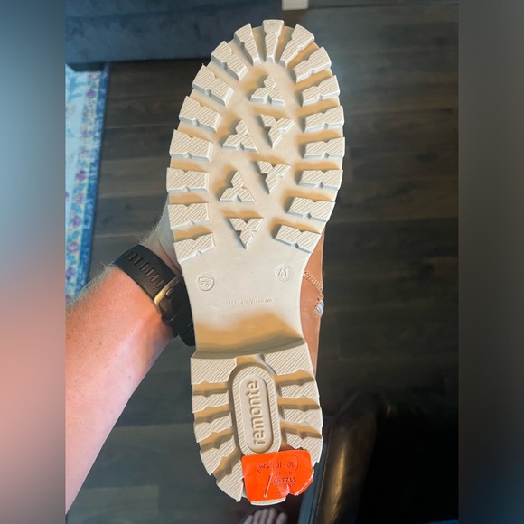 New, never worn - Remonte Women’s Boot - Size 10-10.5 - Picture 3 of 6